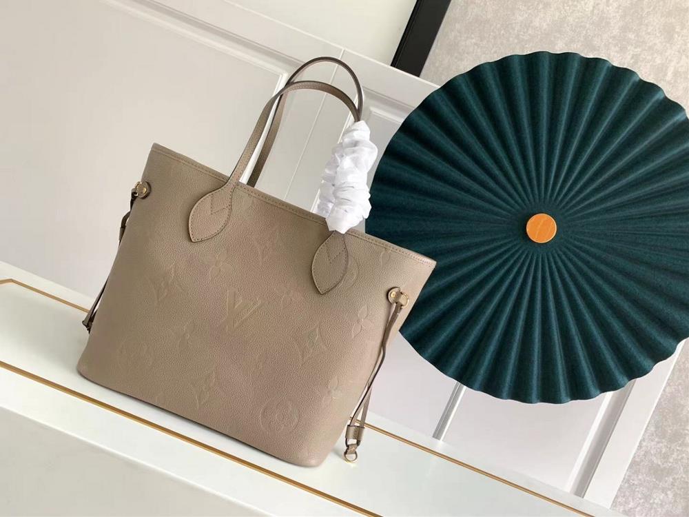 The redesigned interior of the M45686 M45685 full leather embossed Neverfull medium shopping bag features a fresh fabric lining and vintage details in