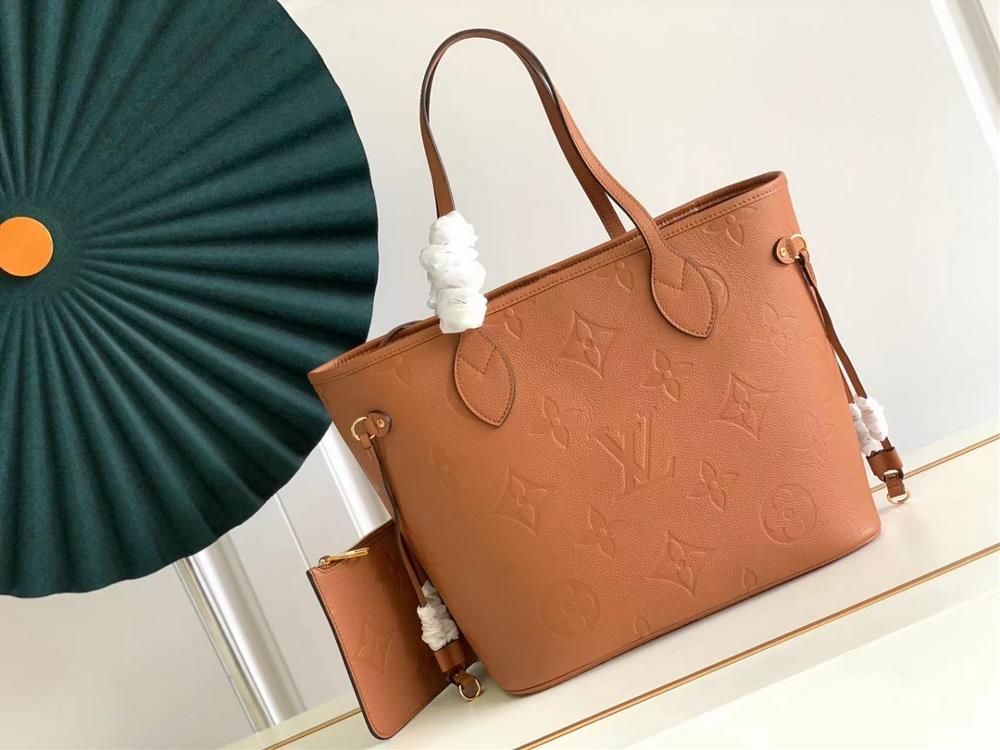 The redesigned interior of the M45686 M45685 full leather embossed Neverfull medium shopping bag features a fresh fabric lining and vintage details in