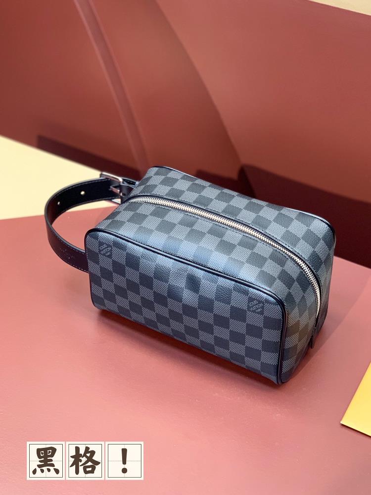 The N83112 Black Checker Makeup Bag Locker Dopp Kit combines modern fashion style with the iconic elegance of Louis Vuitton Made from the brands cla