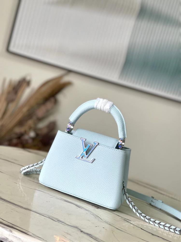 The top tier original M23289 Capsule series has launched this Capuchines mini handbag Yingshen Taurilon leather presents a flowing texture through sp