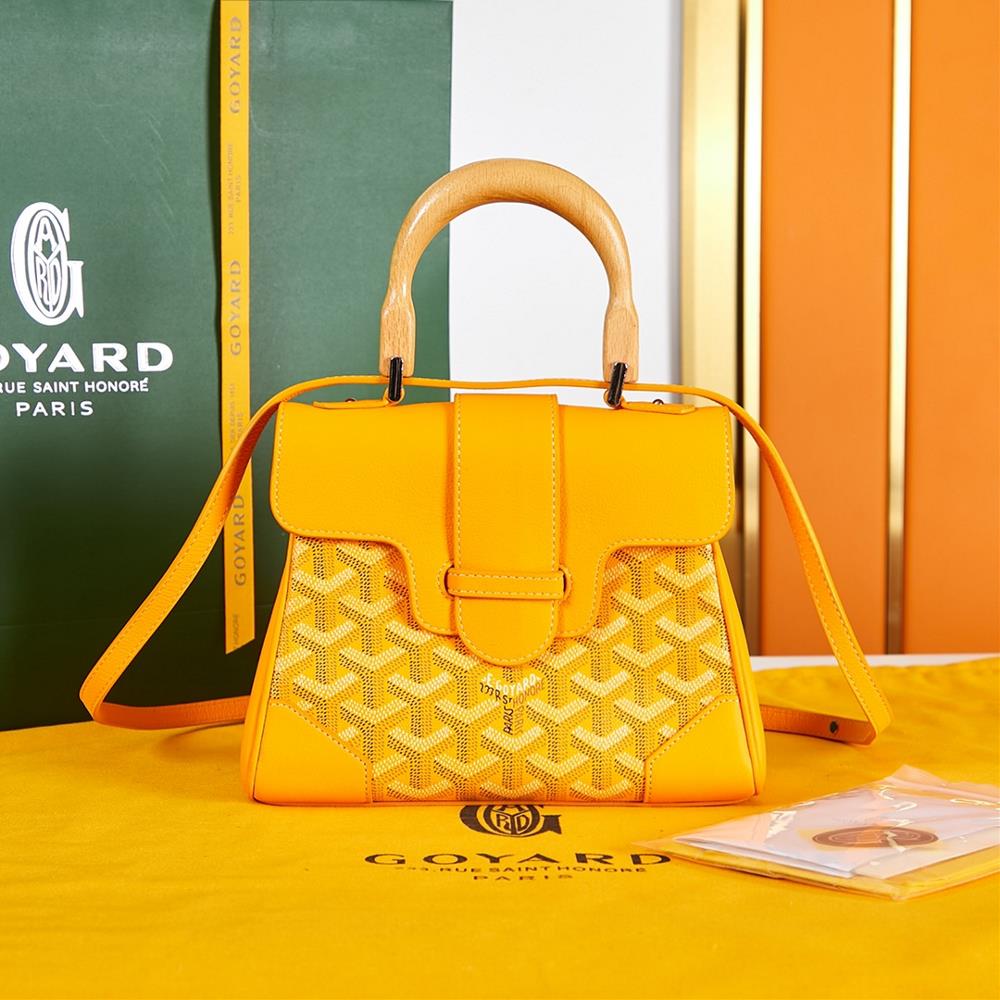 Top quality original counter mold opening with lychee pattern on the top layer of the plateSAIGON bag is one of the iconic items of GOYARD Home showc