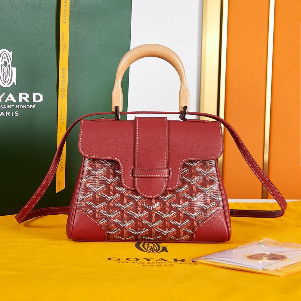 Top quality original counter mold opening with lychee pattern on the top layer of the plateSAIGON bag is one of the iconic items of GOYARD Home showc