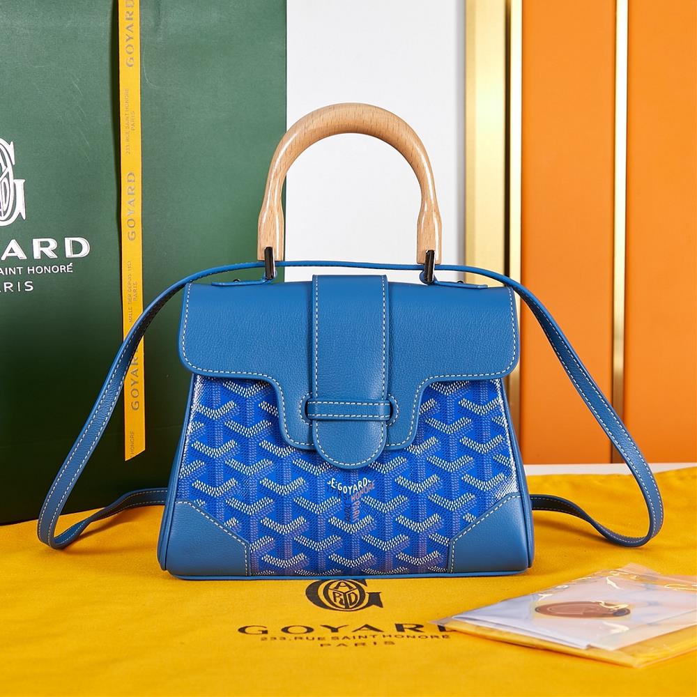Top quality original counter mold opening with lychee pattern on the top layer of the plateSAIGON bag is one of the iconic items of GOYARD Home showc