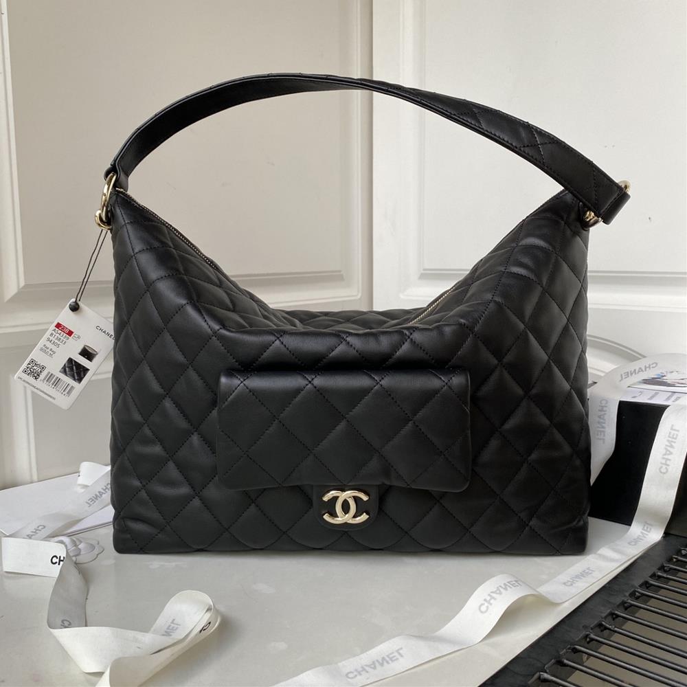 Chanel23bs new hippie hobo AS4339 calf leather material contains infinite delicacy and luxury The pure black body exudes mysterious charm and the u