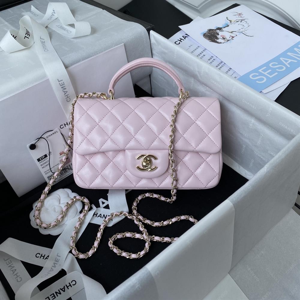 The latest Mini CF handle handbag from the shallow gold Chanel 21K AS2431 features a classic diamond shaped flap with exquisite classic chains paire