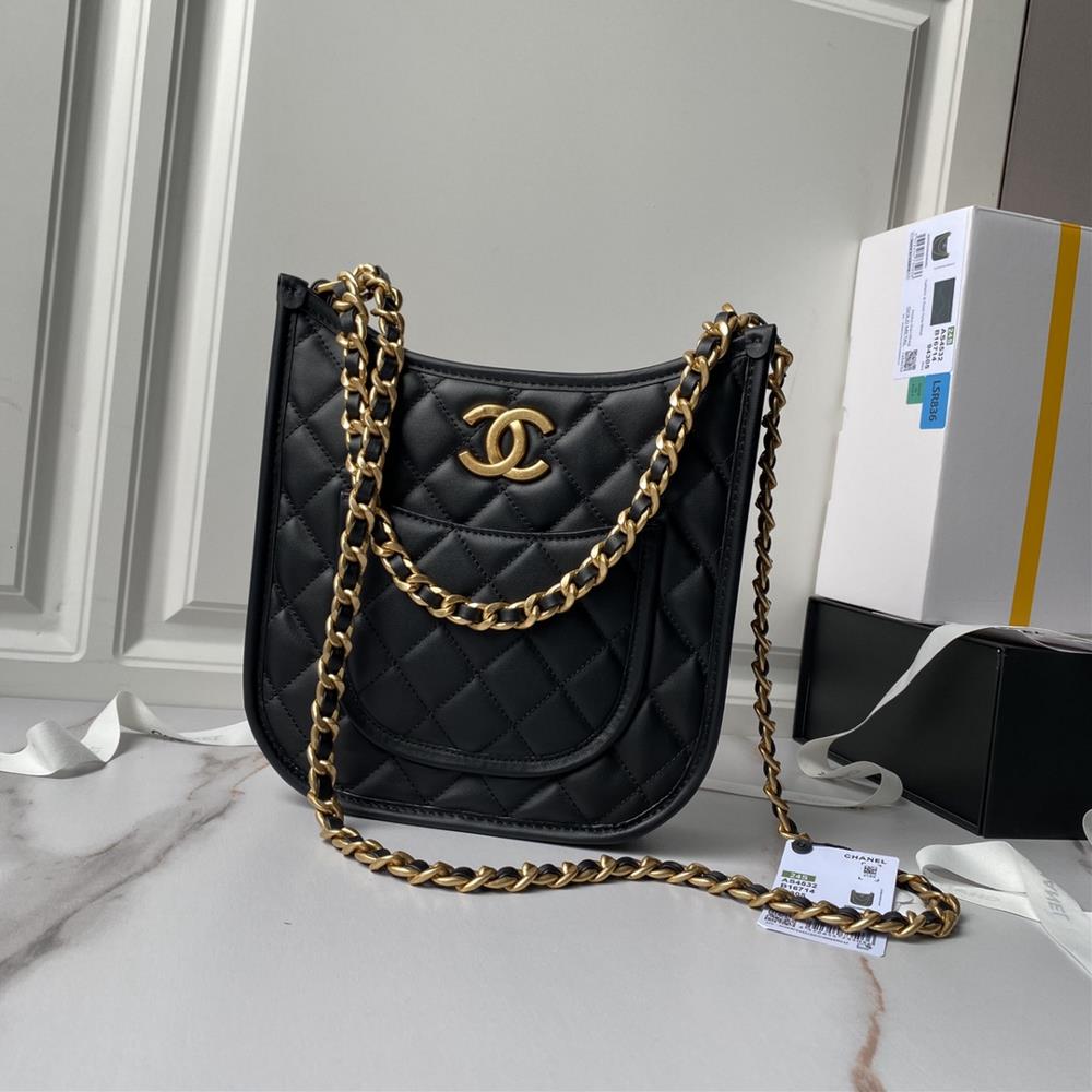 Chanel 24s hobo is fresh and hot The AS4532 highend hobo style and exquisite craftsmanship are also so adorable The calf leather texture exudes an