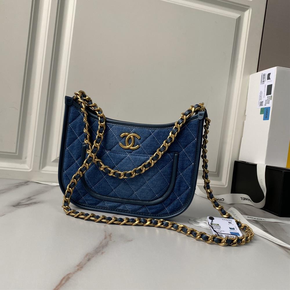 The denim Chanel 24s hobo is fresh and hot and the AS4666 highend hobo style and exquisite craftsmanship are also so adorable The denim calf leathe
