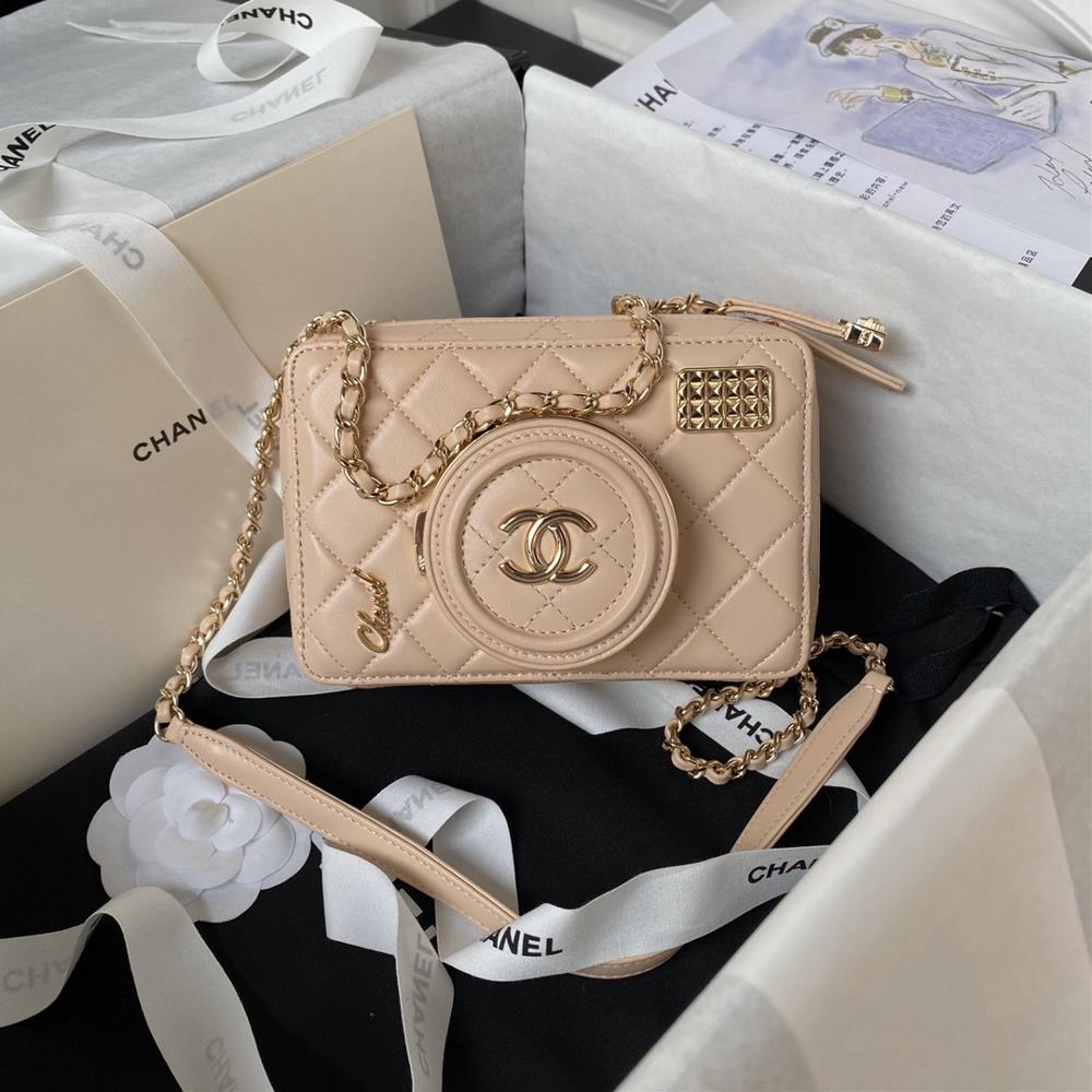 The Chanel 24s camera bag AS4817 which everyone is intoxicated with is exquisitely crafted with exquisite details The metal lens cover can be opene