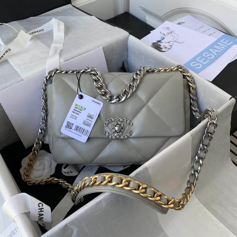 1160 Silver Chain Ohanel AutumnWinter 19Bag Combined with All Classic Pillow BagThis bag was designed by Karl Lagerfeld and the new director Virginie