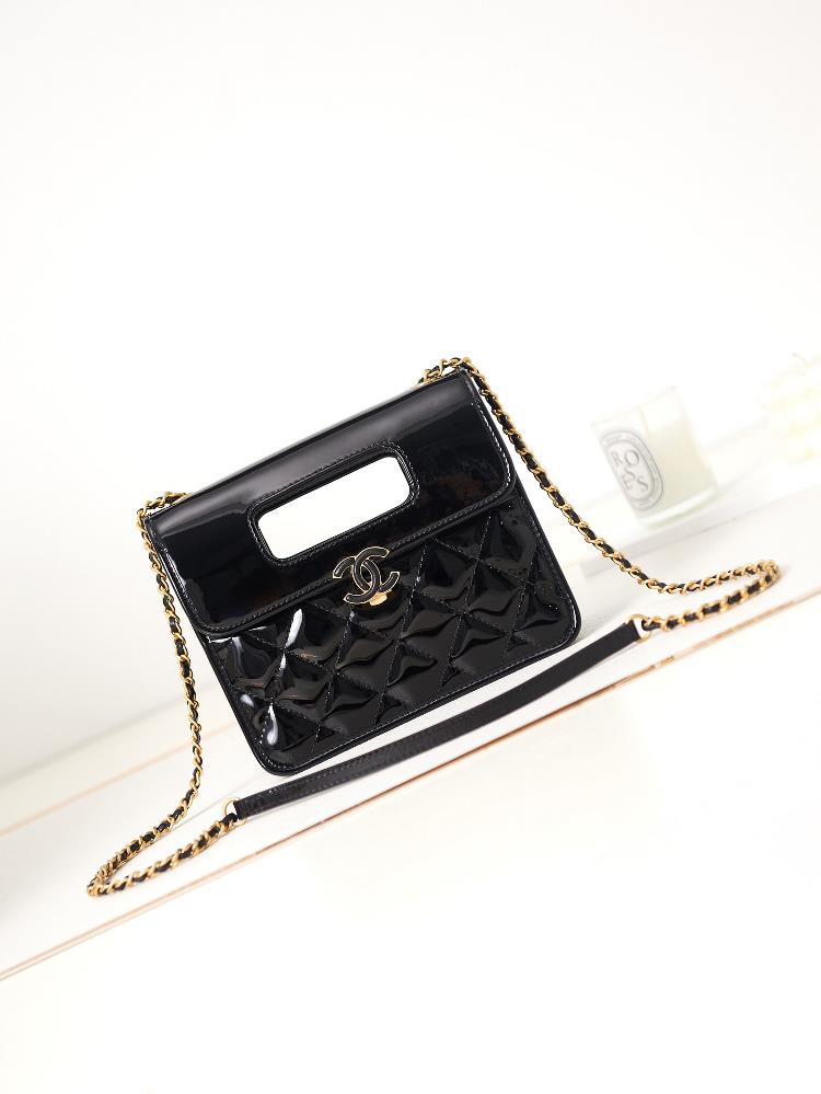 23S Xiu style patent leather messenger bagThe capacity is good it can hold a mobile phone and the chain length is moderate It feels that carrying i