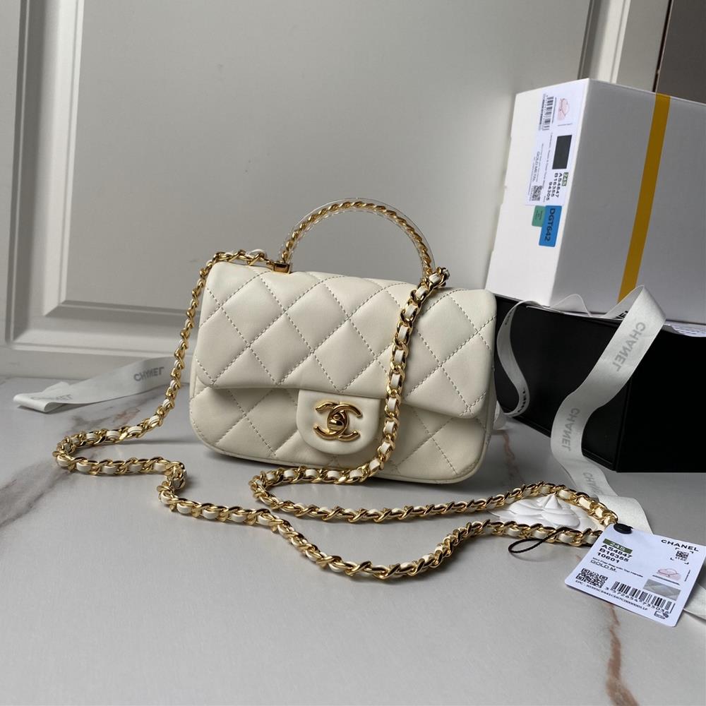 The Chanel CFmini 24s transparent handle bag AS4847 with a handle is really beautiful The gold chain and gold transparent handle are paired with the