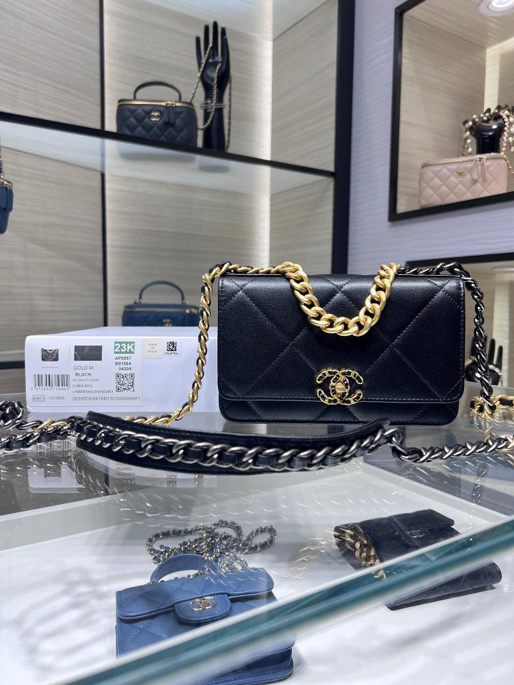 The iconic handbag of the Ohanel 19 series new edition with a very heavy button is also the first series of handbags jointly created by Karl and Viard
