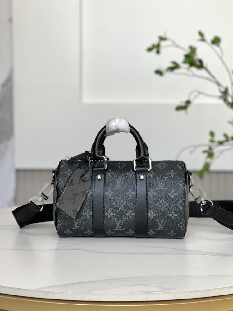 M46271 Black FlowerThis Keepall 25 handbag is made of Monogram Eclipse Reverse canvas showcasing an elegant and timeless pattern Reinforced straps a