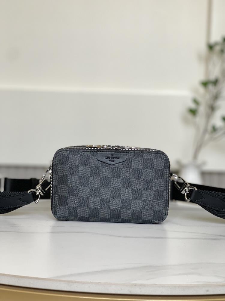 N60418 Black Grid Latest Version Double Zipper HeadThe mobile phone bag series ALPHA WEARABLE combines Monogram Eclipse canvas and leather trim to acc