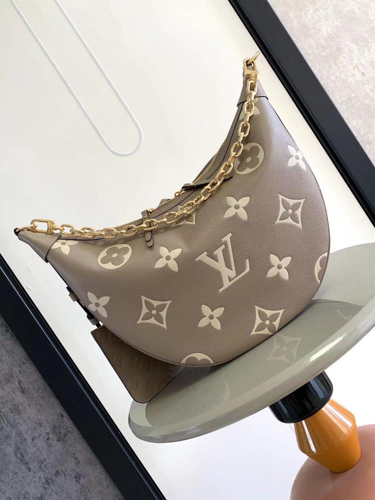 M46725 M46738 gray screen printingUsing soft Monogram Imprente cowhide leather to create a trendy half moon configuration that fits the body creating