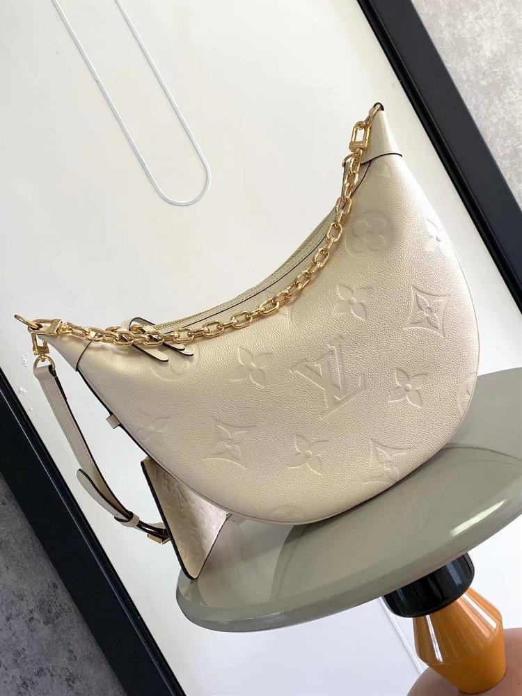 M46725 M46738 Milk WhiteUsing soft Monogram Imprente cowhide leather to create a trendy half moon configuration that fits the body creating a great c