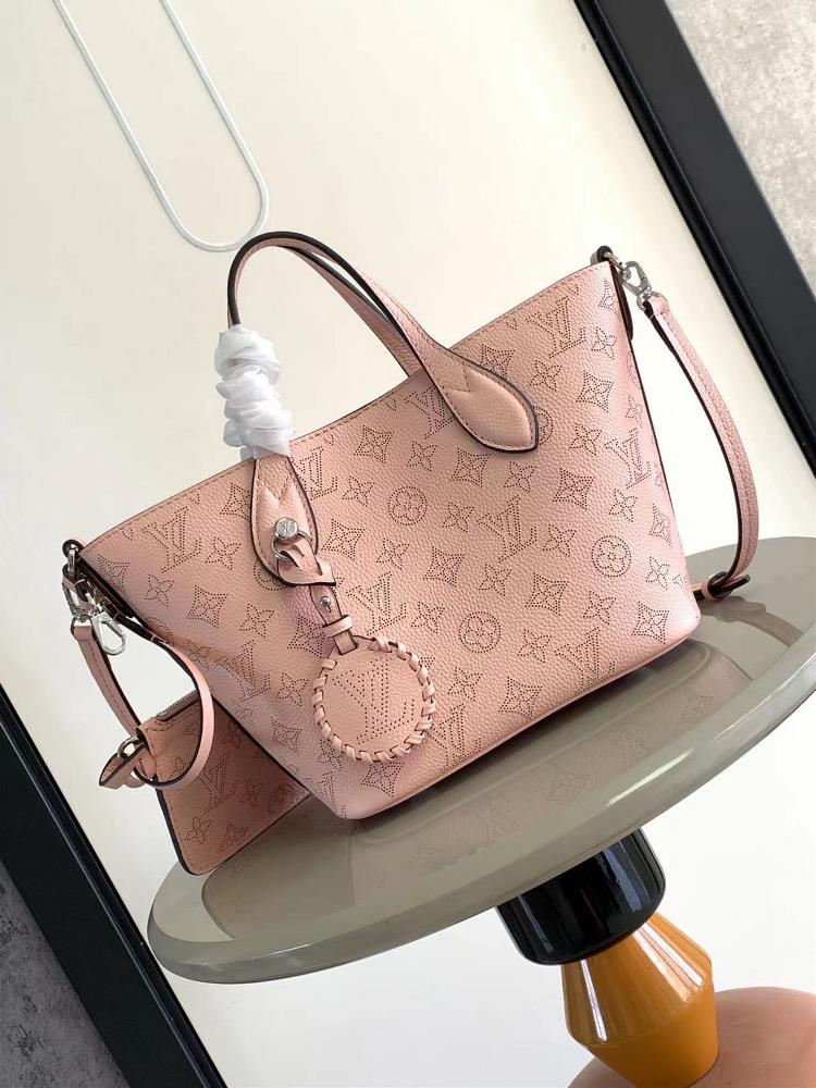 M21848 M21849 Blossom Small HandbagChoose perforated cowhide leather with a leisurely style to showcase practical functions The inner compartment is