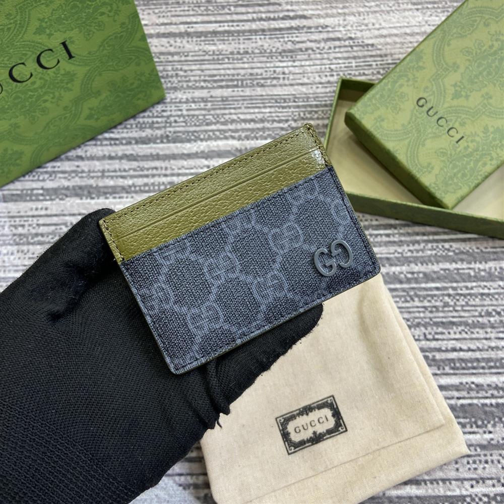 Complete set of packaging accessories with GG detail card clipThis card holder is crafted from GG Supreme canvas in beige and ebony colors showcasi