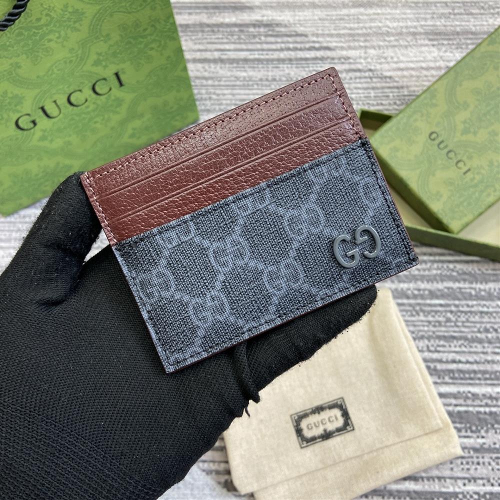 Complete set of packaging accessories with GG detail card clipThis card holder is crafted from GG Supreme canvas in beige and ebony colors showcasi