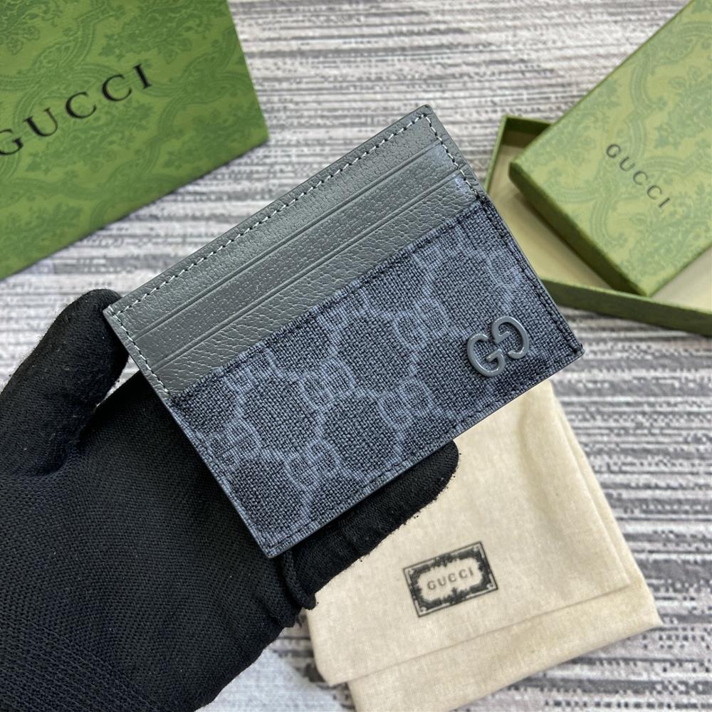 Complete set of packaging accessories with GG detail card clipThis card holder is crafted from GG Supreme canvas in beige and ebony colors showcasi