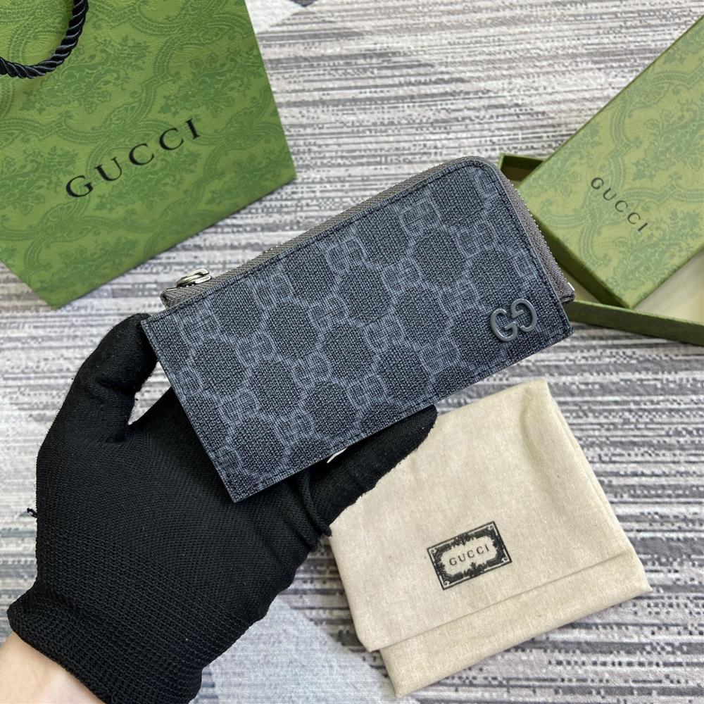 Complete set of packaging accessories with GG detail card clipThis card holder is crafted from GG Supreme canvas in beige and ebony colors showcasi