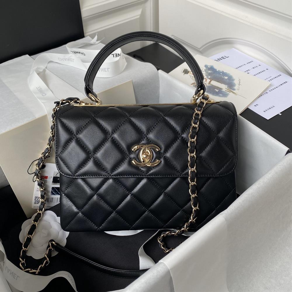 The Chanel Trendy 24CAS92236 CC handle model has surprisingly returned to its classic diamond checkered double Cbuckle designThe interior is designed