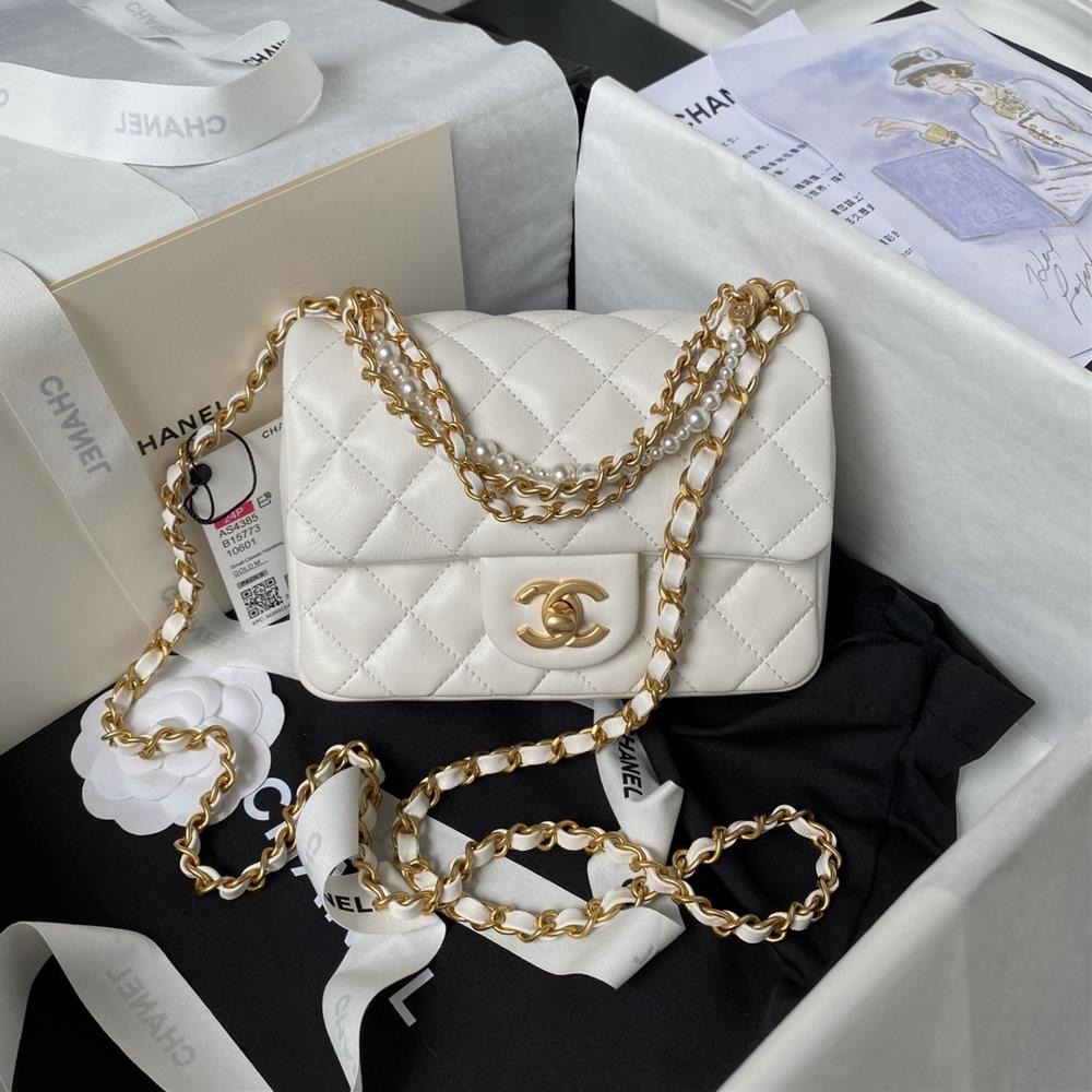 Chanel SpringSummer Series 24P Pearl Chain Mini AS4385 Pearl Chain Paired with Overall Black and Gold Color for Elegant and Noble Appearance This sq