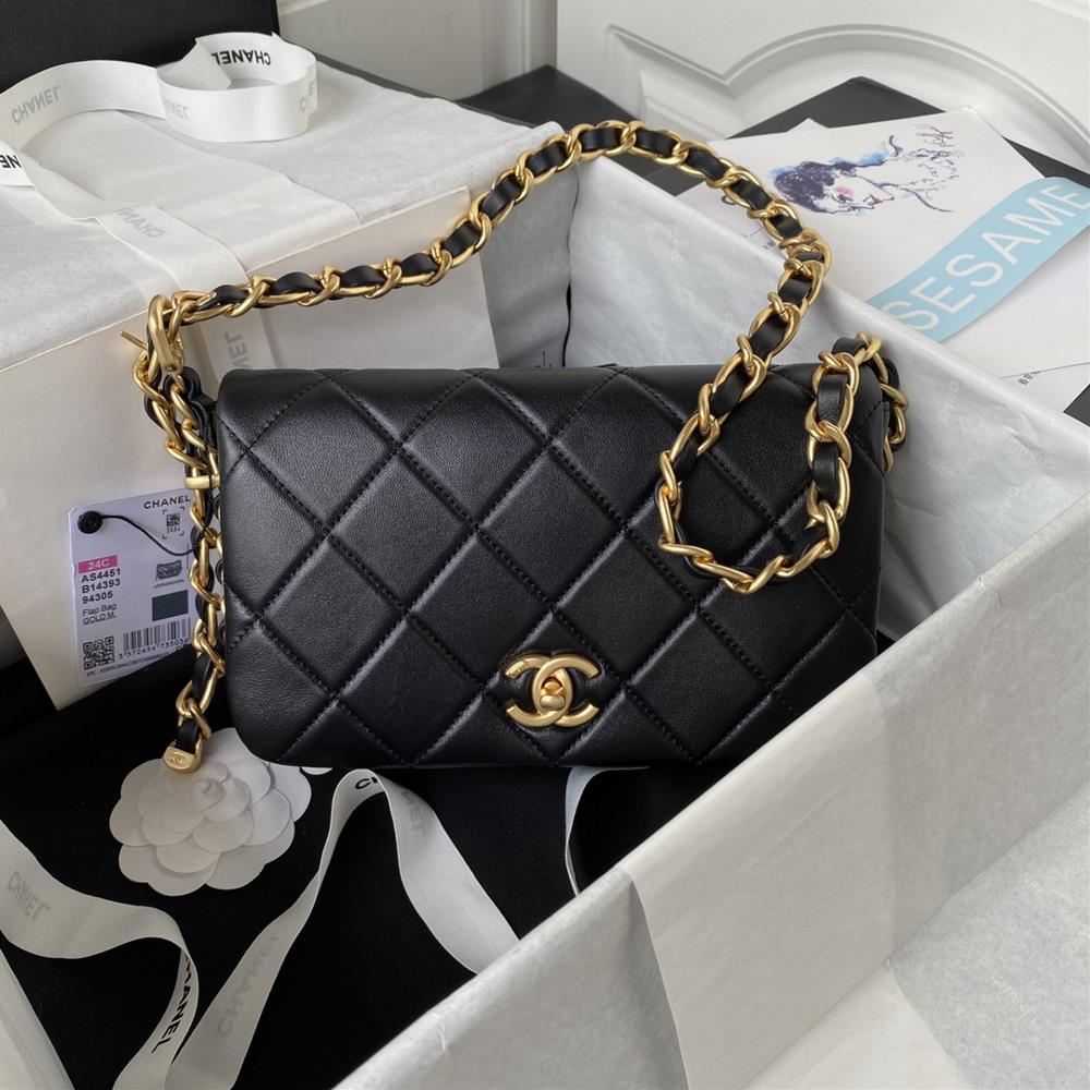 The new Chanel23k rolled edge flap bag with adjustable AS4451 is simply not too beautiful Haha this one looks great when paired with casual wear it