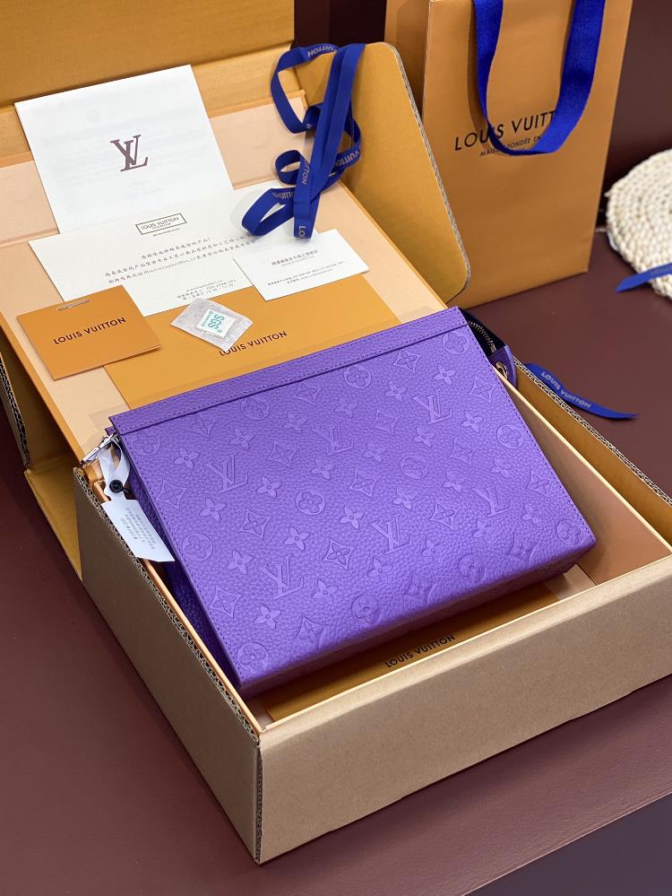 Upgraded version M61692 embossed purple chip version POCHETTE VOYAGE handbag made of top layer cowhide This Pochette Voyage handbag is made of Taga