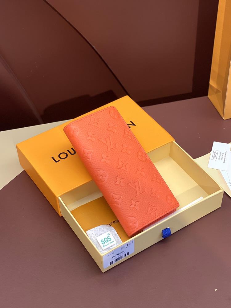 The M69038 orange chip version made of cowhide on the top layer features a soft Taurillon leather embossed Monogram pattern on the Brazza wallet It