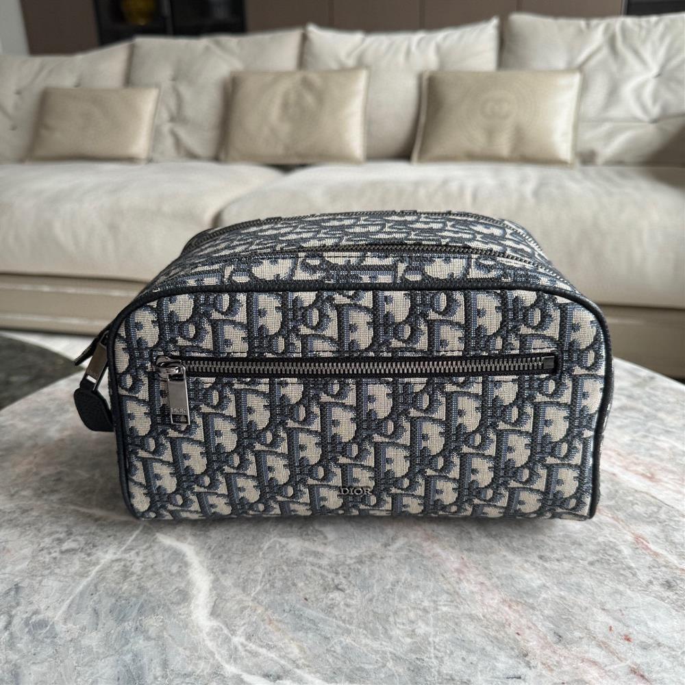 WashbagsThis toiletry bag is a new addition to the 2024 Spring Mens Wear collection combining practical functionality with minimalist design Crafte