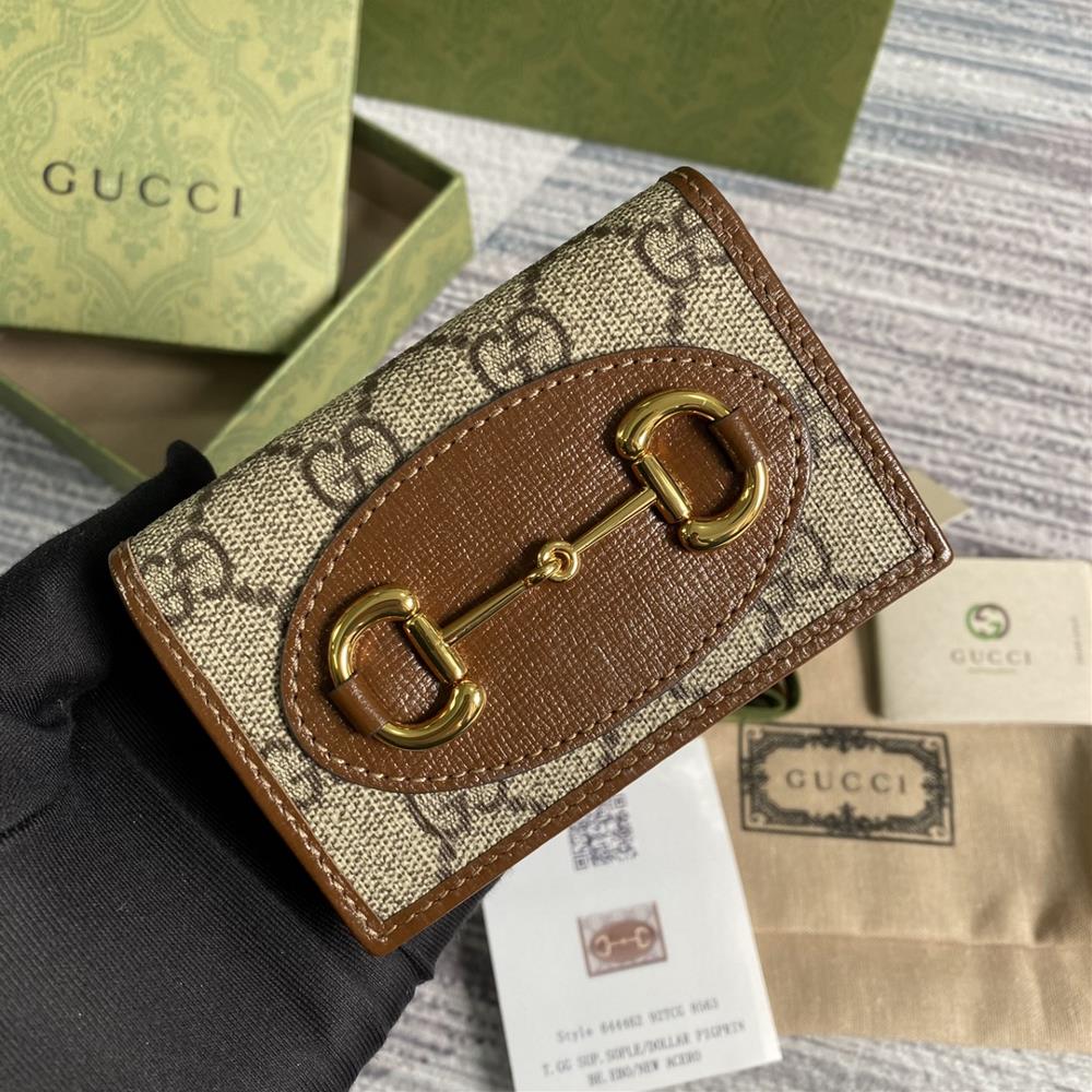 Equipped with a complete set of green packaging at the counter the 1955 series wallet features G family horse buckle cleverly blending classic dou