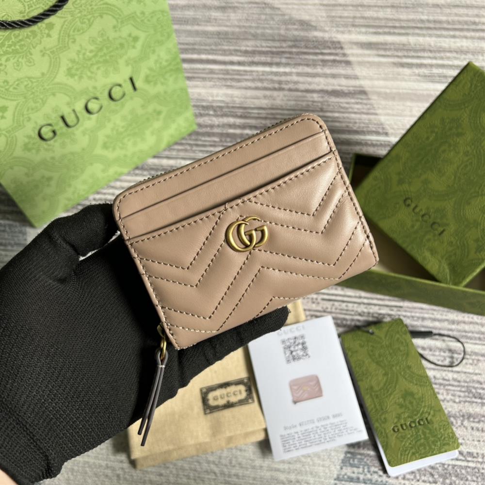 Have you taken the beautiful bag that comes with a full set of green packaging at the counter The GG Marmont series with its elegant and exquisite