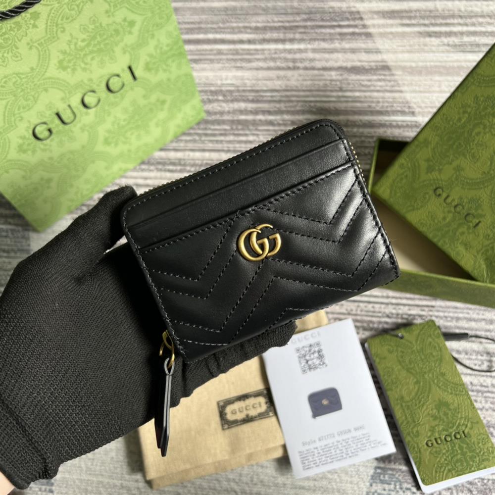 Have you taken the beautiful bag that comes with a full set of green packaging at the counter The GG Marmont series with its elegant and exquisite