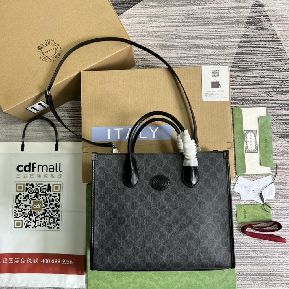 Equipped with a complete set of counter green packaging this sturdy small tote bag is made of GG Supreme canvas and paired with black leather pipin