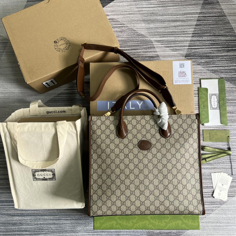 Equipped with a counter green gift bag GG large tote bagThis sturdy oversized tote bag is made of GG Supreme canvas and features brown leather pipin