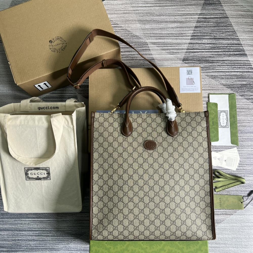 Equipped with a counter green gift bag GG large tote bagThis sturdy small tote bag is made of GG Supreme canvas and features brown leather piping I