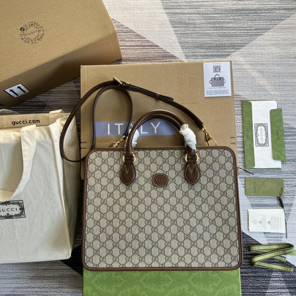 Equipped with a counter green gift bag GG briefcaseThis structured briefcase is made of GG Supreme canvas paired with brown leather piping and off