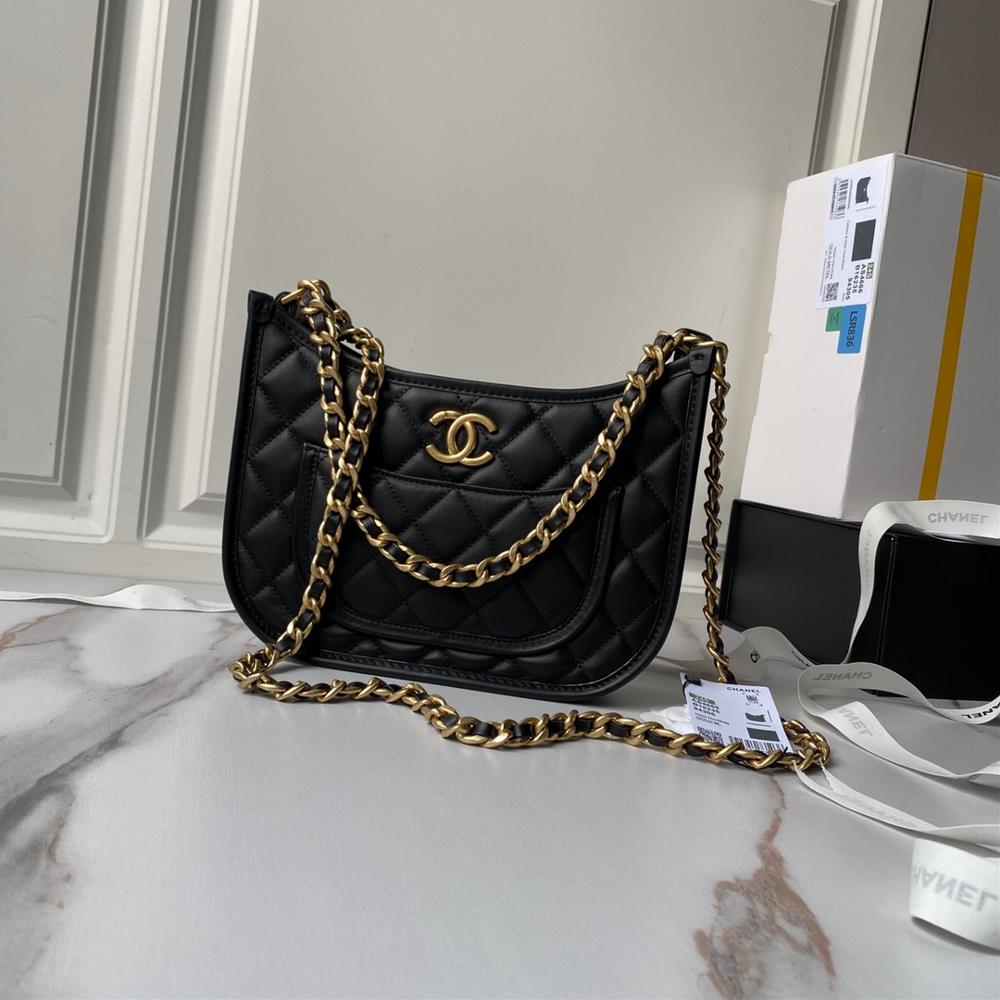 Chanel 24s hobo is fresh and hot The AS4666s highend hobo style and exquisite craftsmanship are also so adorable The calf leather texture exudes a