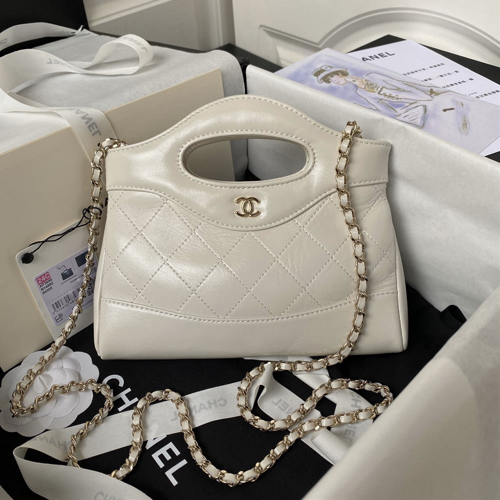 Chane24Cs latest mini 31 bag horizontal version AP3656 is truly a perfect fusion of delicacy small size classic and luxury The bag design is simpl