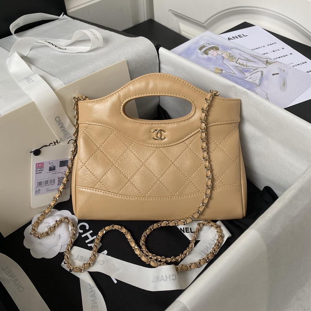 Chane24Cs latest mini 31 bag horizontal version AP3656 is truly a perfect fusion of delicacy small size classic and luxury The bag design is simpl