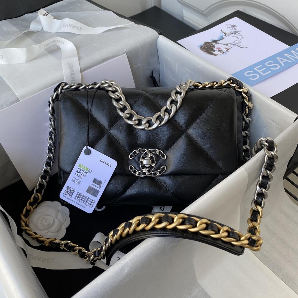 1160 Silver Chain Ohanel AutumnWinter 19Bag Combined with All Classic Pillow BagThis bag was designed by Karl Lagerfeld and the new director Virginie