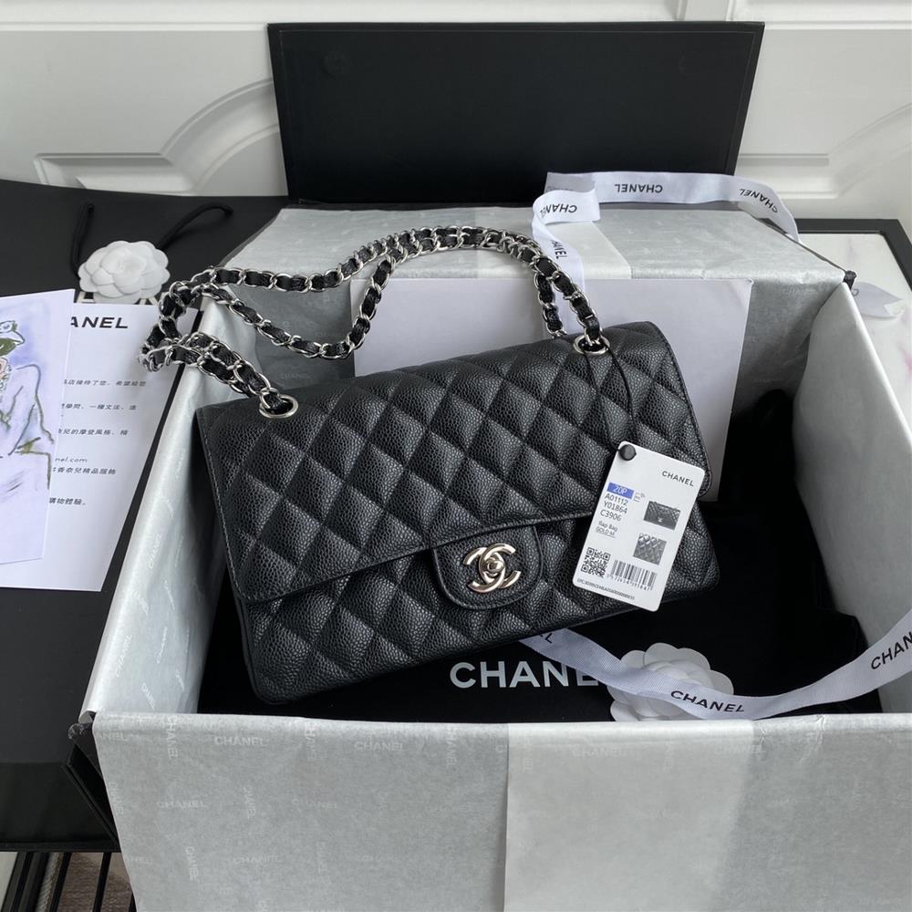 French highend custommade Chanel Classic Flap Bag A01112 caviar showcases Chanels classic elegant minimalist and exquisite style The latest ver