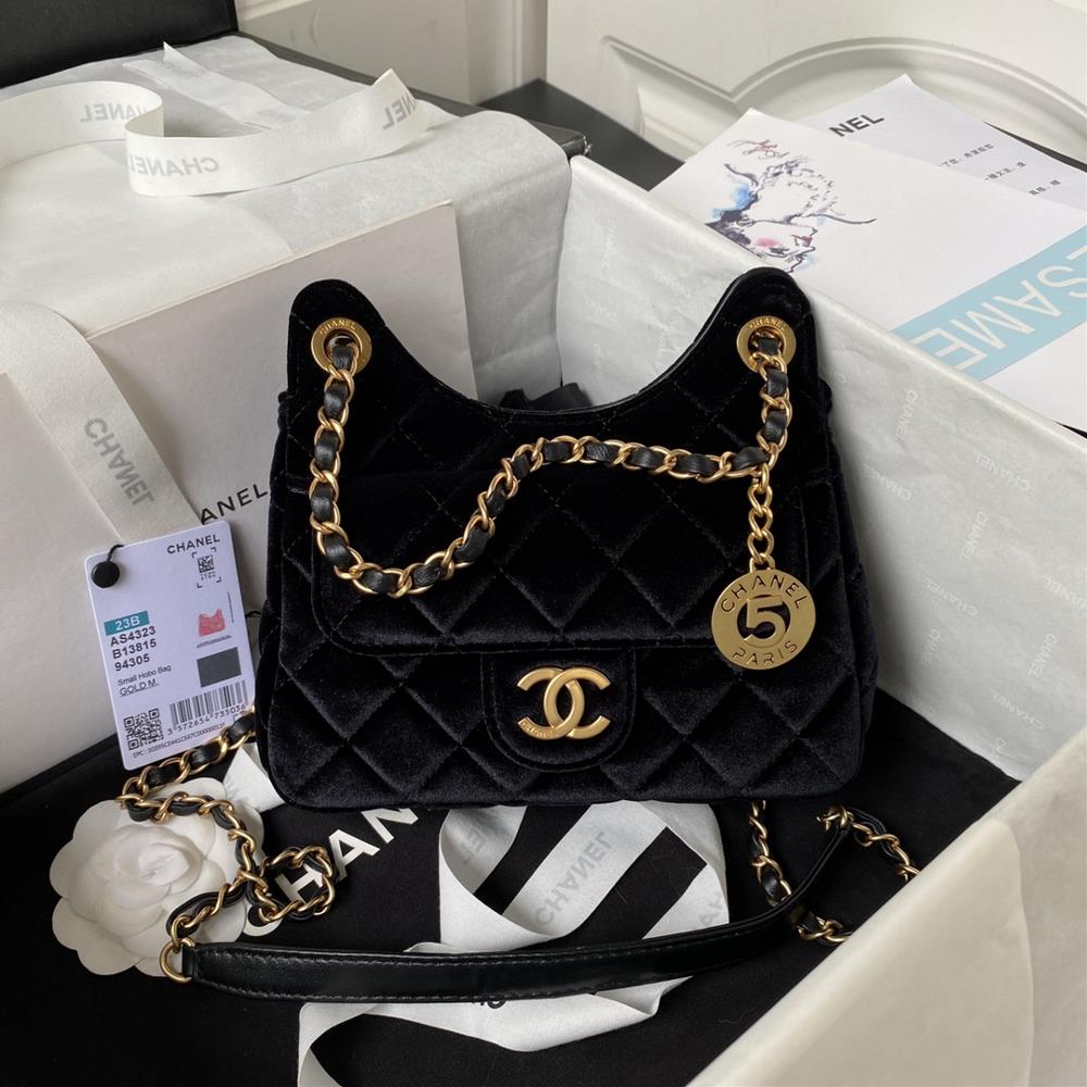 The small Chanel23 AS4323 velvet hobo seat stable shoulder bag has the highest attention to the ceiling with a small pocket and a small gold coin pen