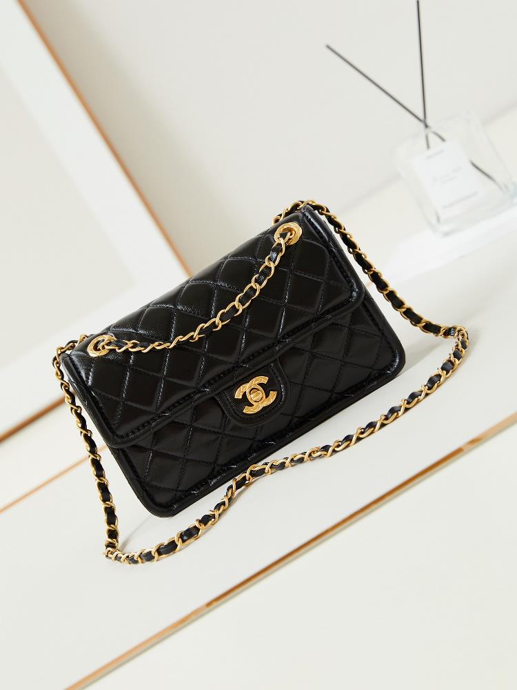 In autumn and winter the embroidered bean curd bag is a combination of resistance and beauty The highlight of this new bag is that its leather is ma