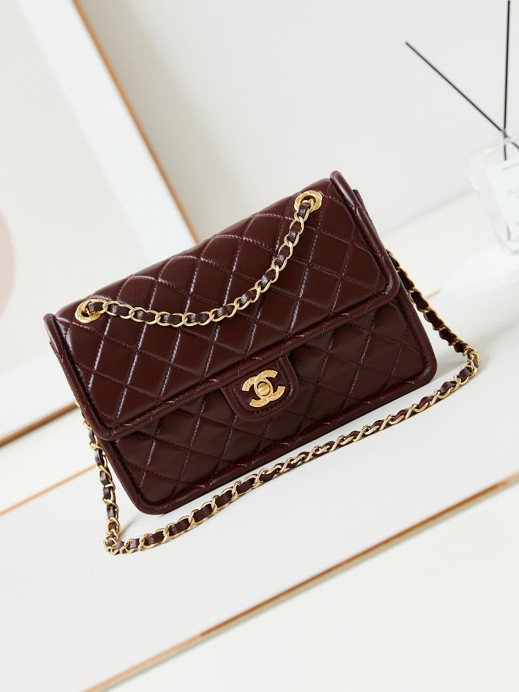 In autumn and winter the embroidered bean curd bag is a combination of resistance and beauty The highlight of this new bag is that its leather is ma