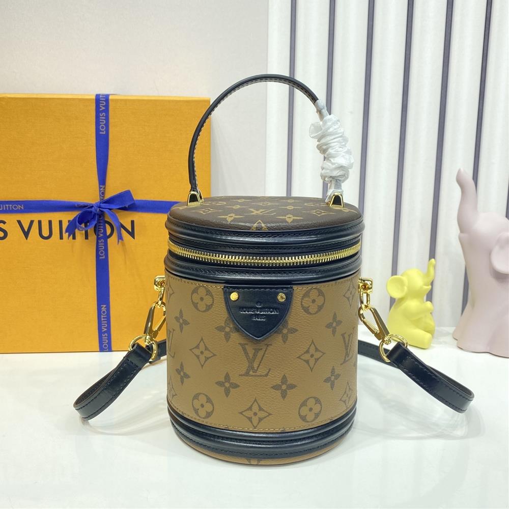 The M43986 Wealth Bucket Cannes Makeup Box features a semi hard handbag that recreates the classic charm of the past inspired by the Womens Art Dire