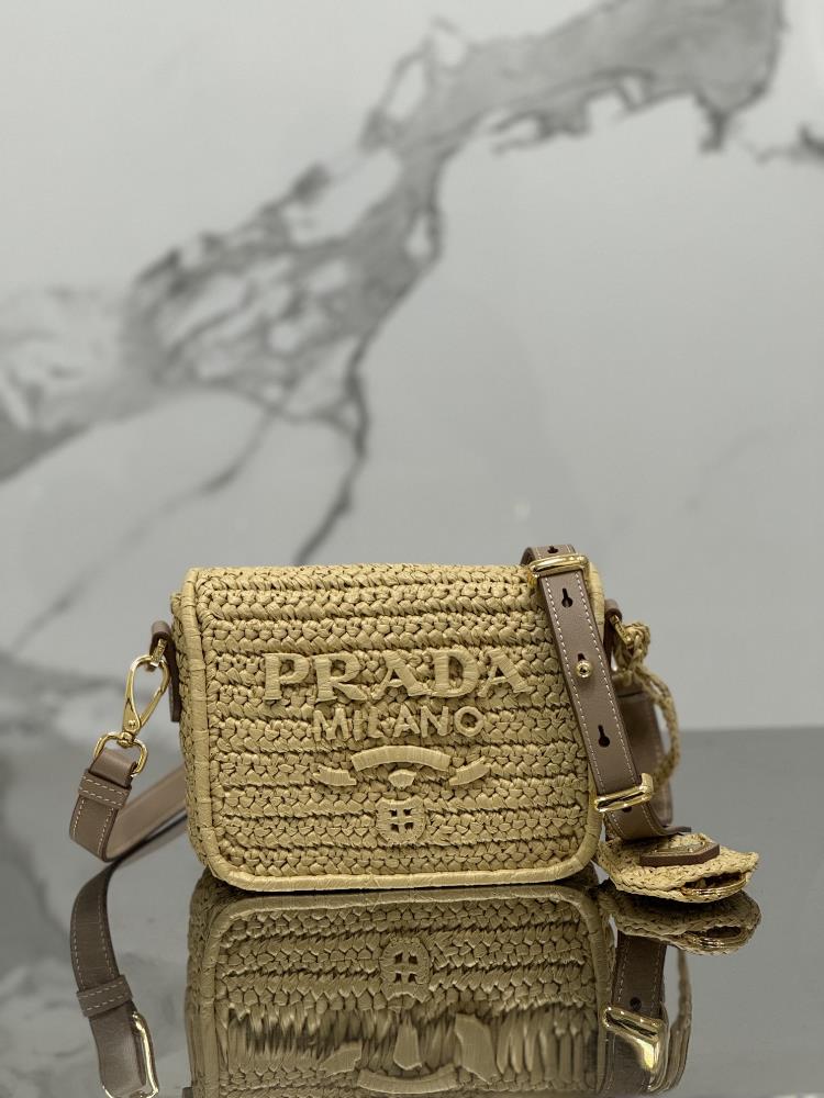 Woven hood bagThe small cap crossbody bag is full of artistic atmosphere and the Lafite grass weaving is very solid and textured Even when paired wi