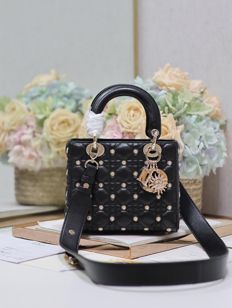 Lady Dior   Sunflower BlackFour grid sheepskin badge wide shoulder strapThis handbag embodies Dio rs profound insight into elegance and beauty Cra