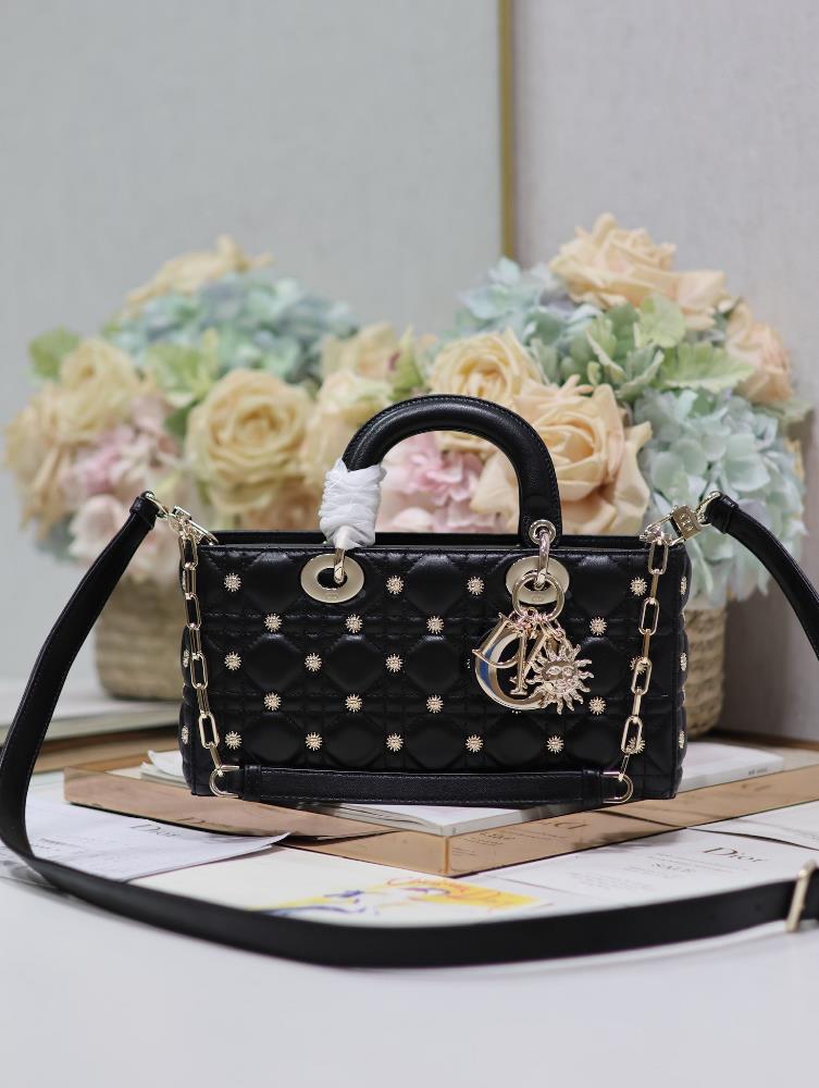 Medium LADY DJOY handbag with sunflower blackThis Lady DJoy handbag highlights the minimalist aesthetics of the Lady Dior collection highlighting Dio